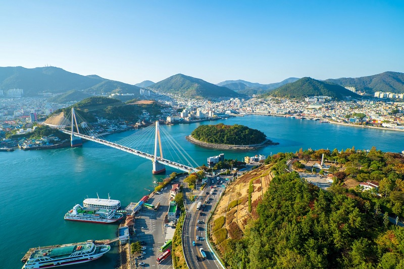 Yeosu là một thành phố ven biển hấp dẫn khác ngoài Busan, và nhiều đảo nhỏ xung quanh thành phố tạo nên một khung cảnh tuyệt vời. Nhiều sự kiện MICE được tổ chức dựa trên bối cảnh tự nhiên này. Ⓒ Tổ chức Du lịch Hàn Quốc