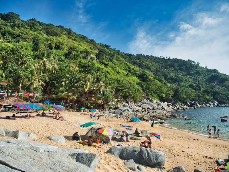 Bãi biển Phuket luôn thu hút khách du lịch
