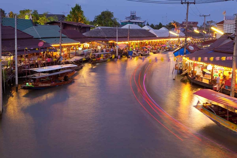 Chợ nổi Bangkok về đêm.