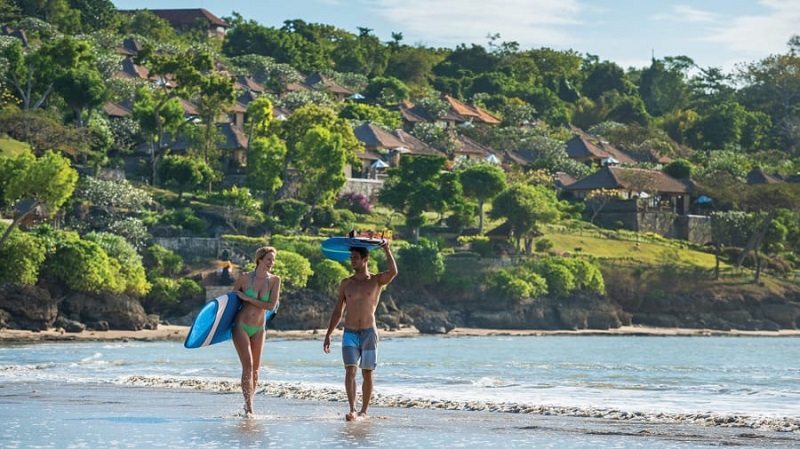 Công ty lướt sóng sang trọng Tropicsurf cung cấp các bài học ở Vịnh Jimbaran.