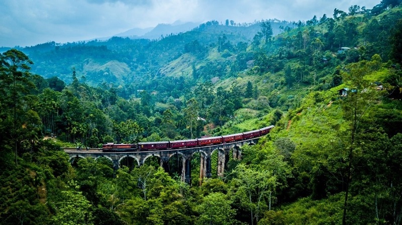 Đi xe lửa trên Cầu vòm Nine Arch thời thuộc địa của Sri Lanka.