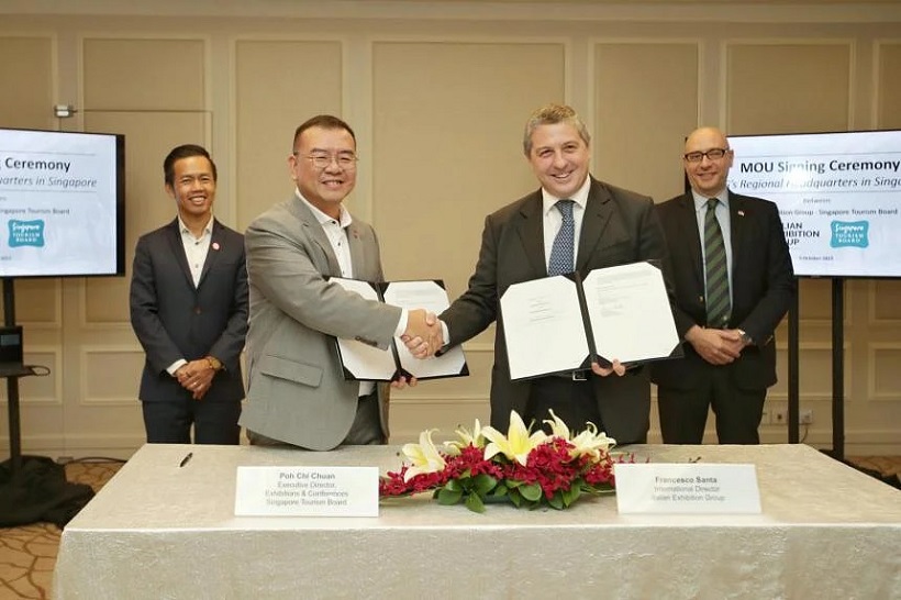 Giám đốc điều hành triển lãm và hội nghị STB Poh Chi Chuan (thứ hai bên trái) ký MOU với giám đốc quốc tế Francesco Santa của Tập đoàn triển lãm Ý (thứ hai bên phải)