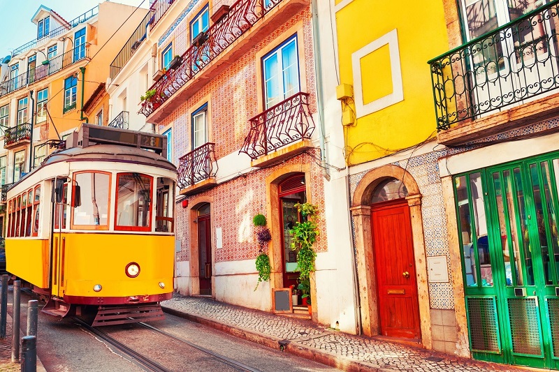 Lisbon nổi tiếng với những toa tàu điện nội đô thế này.