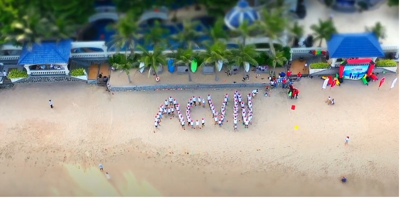 Logo của công ty ACVN được xếp bởi các nhân viên trong chuyến Tour du lịch kết hợp Team Building tại Long Hải