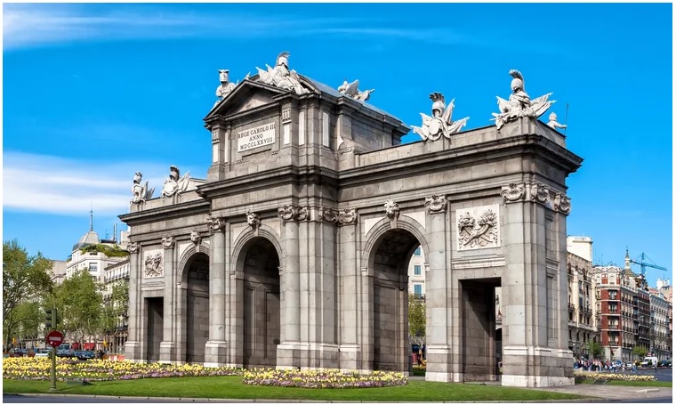 Một trong những địa điểm lưu trữ nhất của Madrid để ghé thăm là cổng Puerta de Alcalá mang đậm dấu ấn lịch sử và từng là lối vào của Madrid.