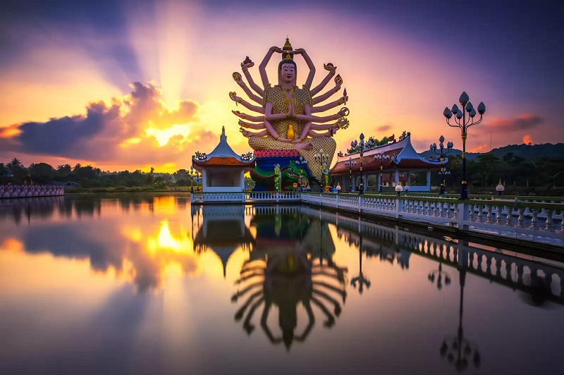 Ngôi đền Wat Plai Laem là một điểm thu hút sự chú ý.