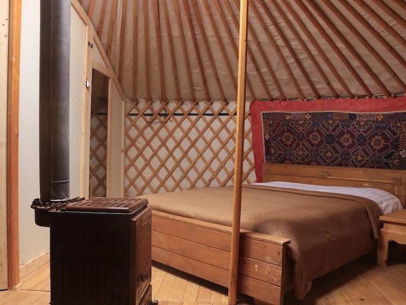 Nomadic Expeditions Wilderness Camp ở Mông Cổ được thiết kế bằng vải dệt truyền thống của vùng.
