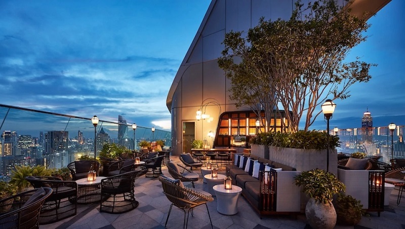 Quầy bar trên tầng mái của Park Hyatt Bangkok mang đến tầm nhìn toàn cảnh thành phố.