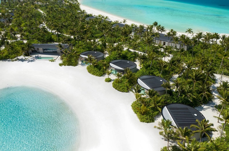 Ritz-Carlton Maldives nằm nép mình bên làn nước màu ngọc lam và những bãi biển cát trắng ngoạn mục