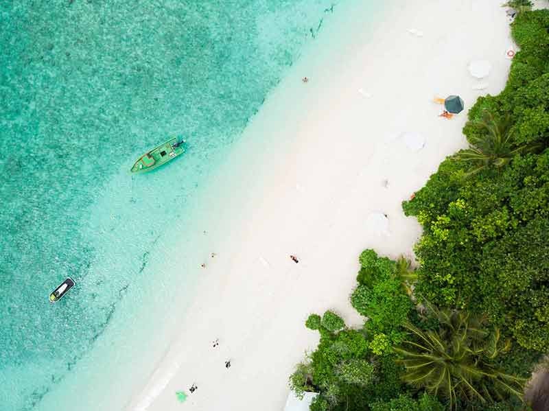 Thường bị kẹp giữa rừng nhiệt đới tươi tốt và nước trong xanh, những bãi biển điển hình của Maldives chỉ đơn giản là quyến rũ.