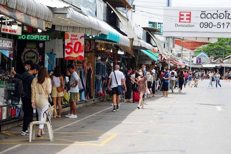 Mẹo an toàn ở Bangkok: khi đến các chợ đường phố, hãy giữ đồ đạc của bạn an toàn và tránh bị móc túi.