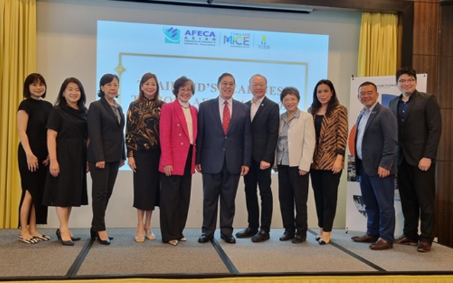 TCEB đảm bảo AFECA 2023 AGM tại Bangkok để lại di sản lâu dài:Lãnh đạo AFECA và đại diện TCEB có sự tham gia của đại sứ Thái Lan tại Singapore, Chutintorn Gongsakdi (giữa), tại buổi công bố ĐHCĐ thường niên 2023 của AFECA