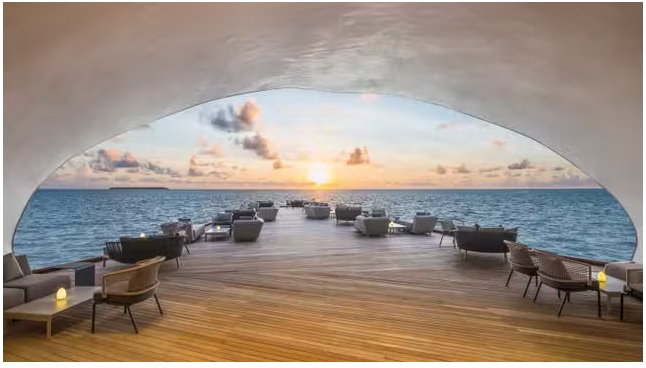 Whale Bar, quán bar hoàng hôn lấy cảm hứng từ cuộc sống biển tại St. Regis Maldives Vommuli / St. Regis Maldives Vommuli
