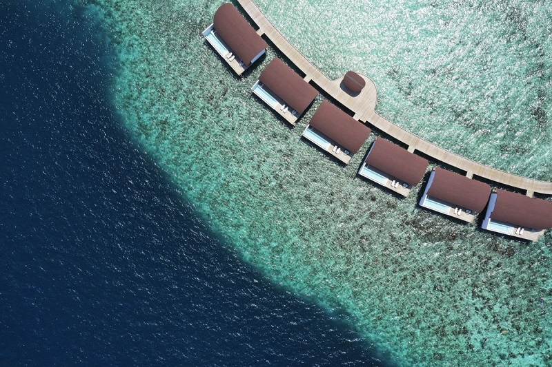 Bạn có thể ngắm Maldives từ trên cao bằng thuỷ phi cơ hoặc lướt trên mặt biển bằng tàu cao tốc