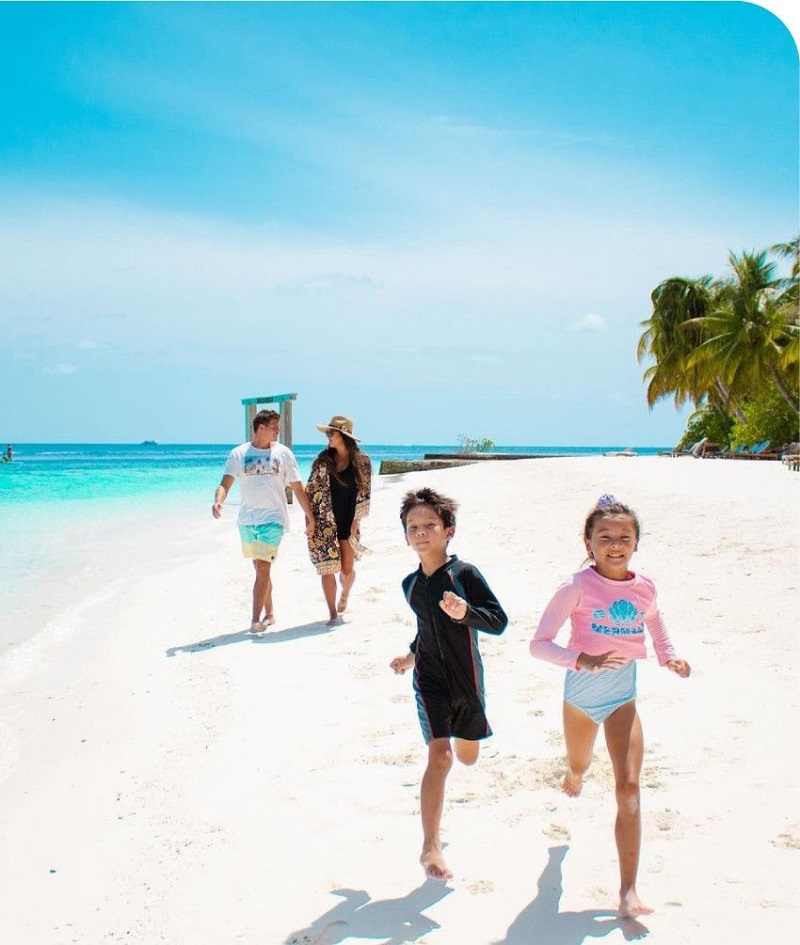 Dưới ánh mặt trời chúng ta có cát trắng, biển xanh, gió mát và những nụ cười ở Maldives