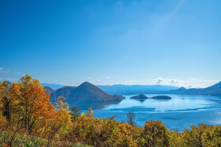 Hồ Toya chống lại những chiếc lá mùa thu