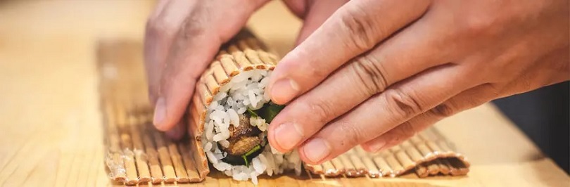 Học làm sushi cuộn