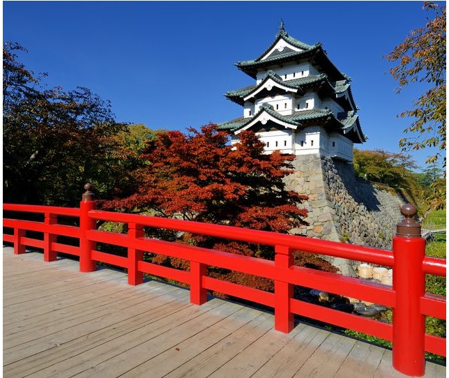 Lâu đài Hirosaki được xây dựng vào năm 1611 với tư cách là trụ sở của Gia tộc Tsugaru, người từng cai trị Miền Hirosaki