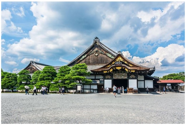 Lâu đài Nijo là một trong 17 di sản thế giới được UNESCO công nhận ở Kyoto.