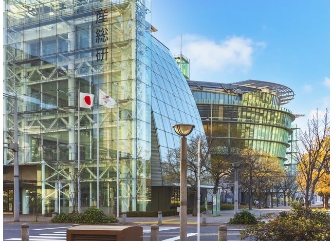 Mặt tiền bằng kính của Viện Khoa học và Công nghệ Công nghiệp Tiên tiến ở Tokyo Waterfront và Bảo tàng Quốc gia về Khoa học Mới nổi và Đổi mới ở Odaiba.