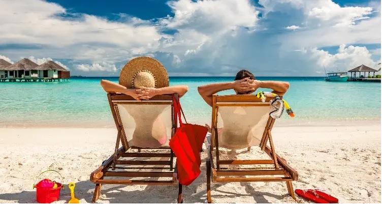 Một cặp đôi tận hưởng phong cảnh trên một bãi biển ở Maldives