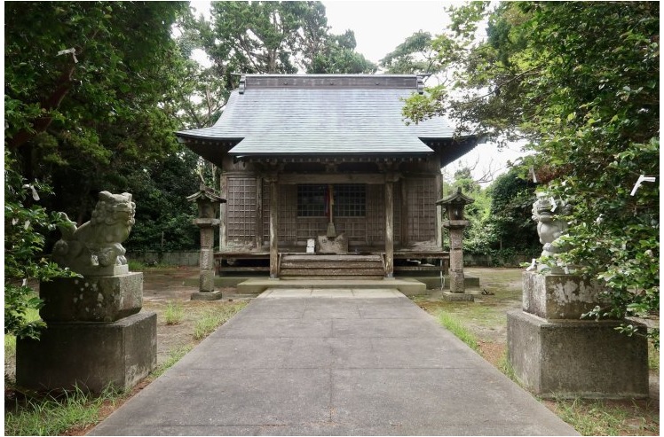 Một ngôi đền dễ chịu được bao quanh bởi thiên nhiên