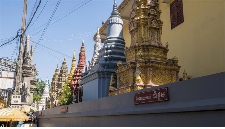 Wat Langka, khánh thành năm 1442, là một trong những ngôi chùa cổ nhất của Phnom Penh.