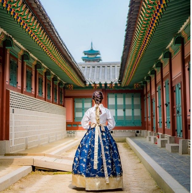 Bạn có thể khoác lên mình bộ hanbok truyền thống của Hàn Quốc và ghé thăm những cung điện nguy nga trong những chuyến du lịch vui vẻ của mình.