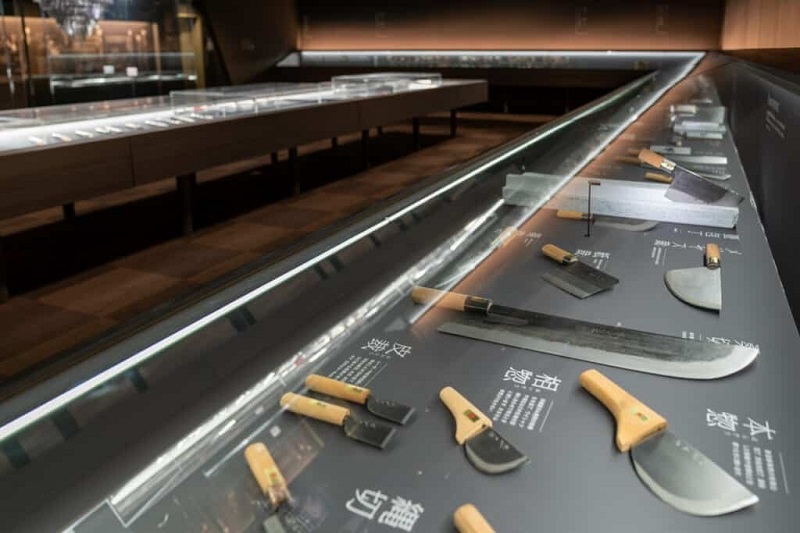 Bảo tàng Thủ công truyền thống Sakai là một nơi tuyệt vời để tìm hiểu về lịch sử làm dao của Sakai và các quy trình được sử dụng để sản xuất chúng.
