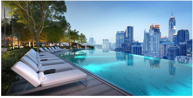 Bể bơi vô cực trên sân thượng Park Hyatt Bangkok mang đến tầm nhìn tuyệt vời ra thành phố (Park Hyatt Bangkok)