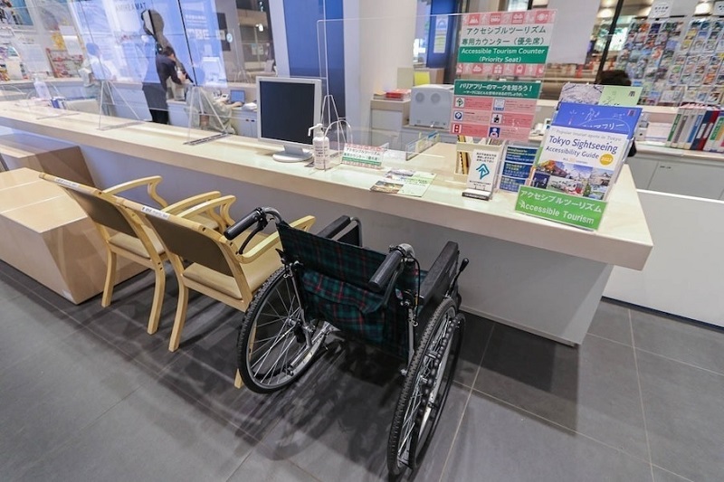 Các quầy dịch vụ tại Trung tâm thông tin du lịch Tokyo ở Busta Shinjuku cũng được thiết kế để người ta có thể tiếp cận và cũng là nơi người ta có thể nhận thông tin về du lịch có thể tiếp cận