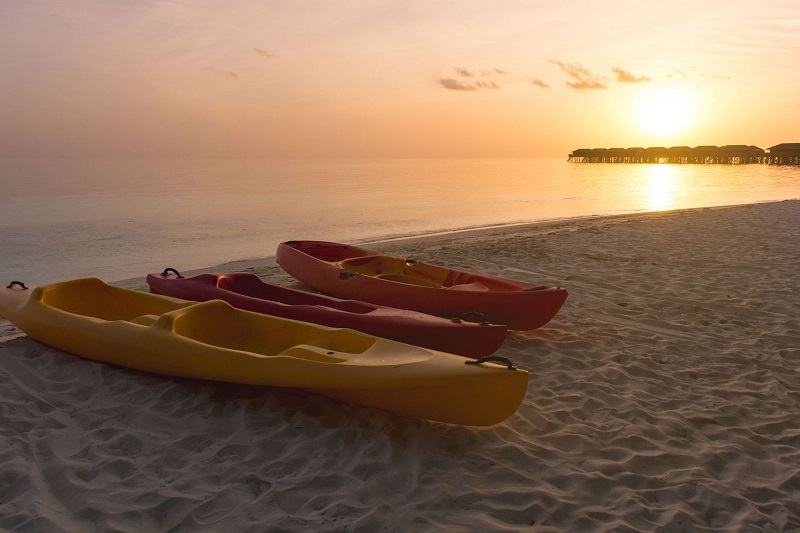 Chèo thuyền kayak trên bờ lúc hoàng hôn, với Ấn Độ Dương bao la.