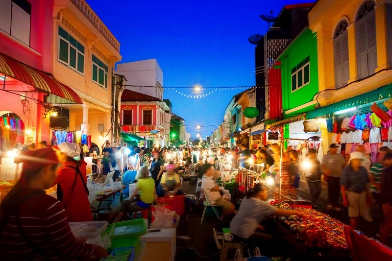 Chợ đêm nhộn nhịp ở phố cổ Phuket