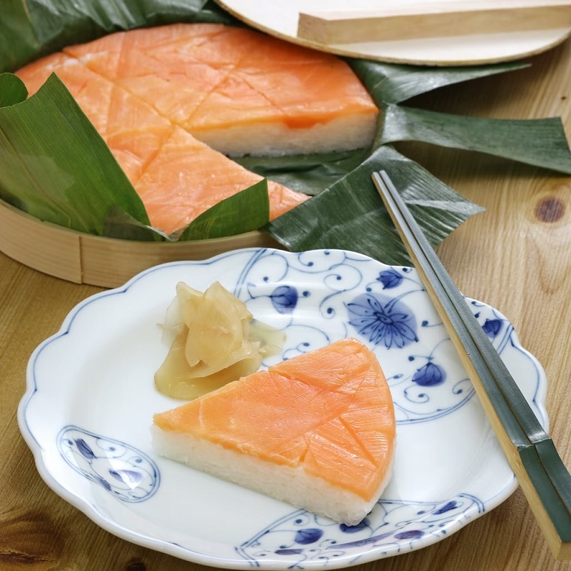 Đừng bỏ lỡ masu zushi, một đặc sản của Toyama: sushi cá hồi ép gói trong lá tre