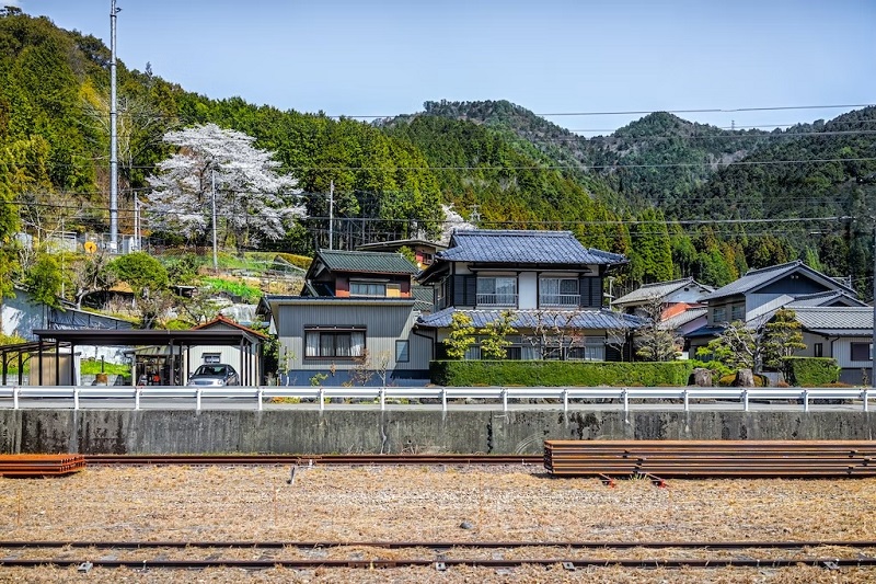 Gero-Onsen quyến rũ, nhìn từ đường ray xe lửa