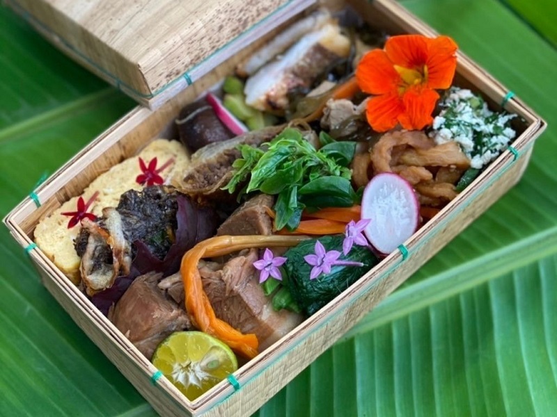 Gói một hộp bento tốt cho sức khỏe do Azalea và Hirugi Longevity Kitchen làm cẩn thận.