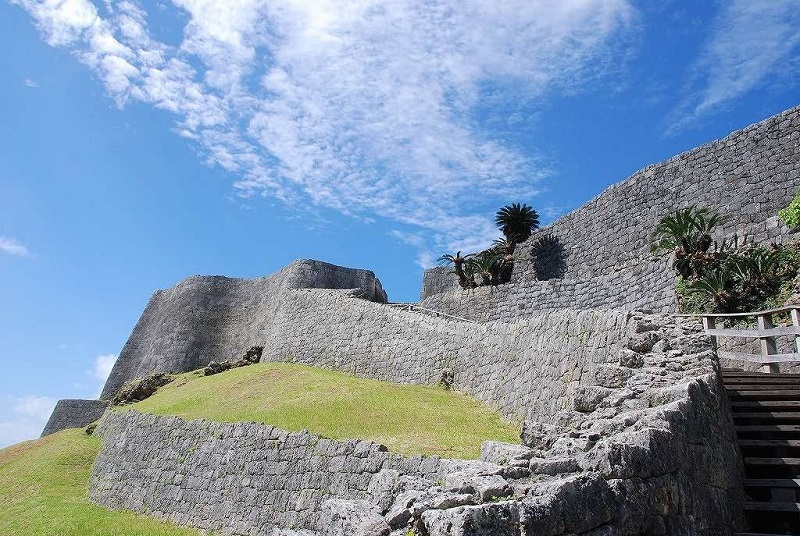 Katsuren-jo Castle Ruins là một pháo đài lịch sử khác với tầm nhìn bao quát.