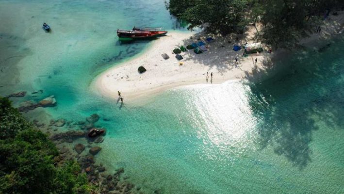 Khách du lịch đổ xô đến bãi biển Koh Kong Krao