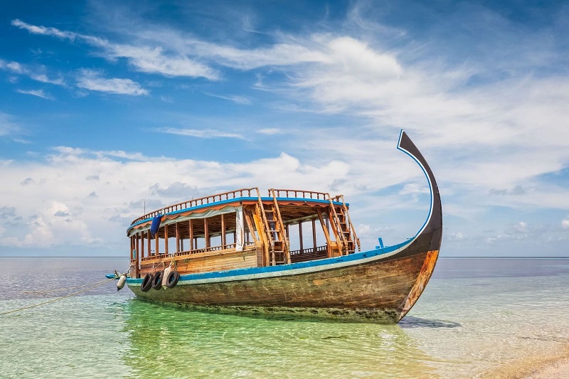 Một chiếc thuyền Dhoni truyền thống, chờ lên và khởi hành