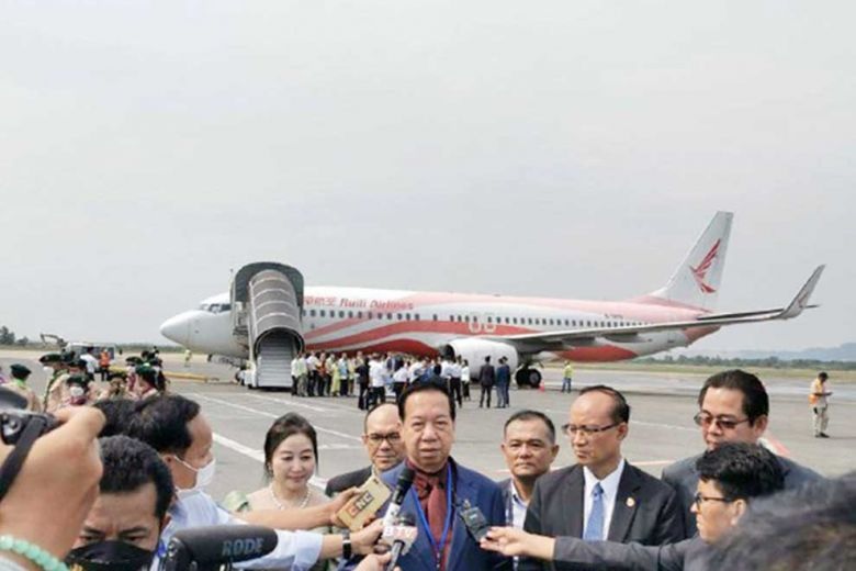 Một quan chức cấp cao nói chuyện với giới truyền thông sau khi chuyến bay đầu tiên của hãng hàng không Ruili Airlines do Trung Quốc sở hữu nối lại các chuyến bay thường lệ đến Sihanoukville hạ cánh vào ngày 27 tháng 1, với tổng cộng 104 hành khách trên máy bay.