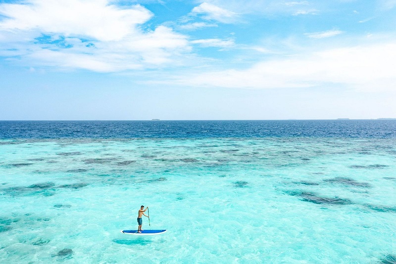 Ngắm nhìn Maldives bằng ván chèo đứng, với nhiều màu xanh lam khác nhau và tầm nhìn bao quát.