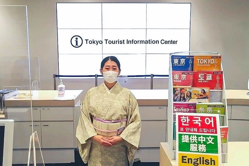 Nhân viên tại Trung tâm thông tin du lịch Tokyo cung cấp hỗ trợ bằng một số ngôn ngữ