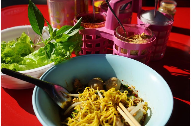 Những người bán thức ăn đường phố ở Bangkok cung cấp các món ăn từ Pad Thai đến bánh crepe.