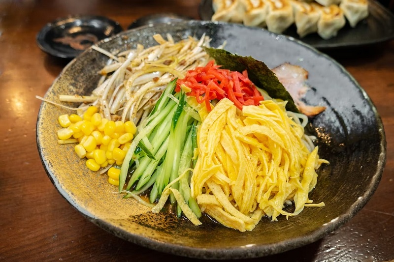 Shiru-nashi là ramen “không nước dùng”, trong đó sợi mì được chan nước dùng mang trọn hương vị mà không cần đến nước súp nóng hổi