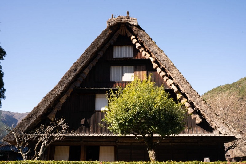 Tất cả mười ngôi nhà mái tranh ban đầu đã được dỡ bỏ và chuyển đến địa điểm này ở Làng Gero Onsen Gassho.