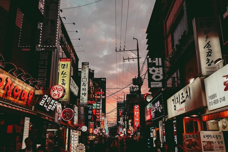 Tham gia tour đi bộ buổi tối là 1 trong 12 Điều Thú Vị Để Làm Vào Ban Đêm Ở Seoul, Hàn Quốc
