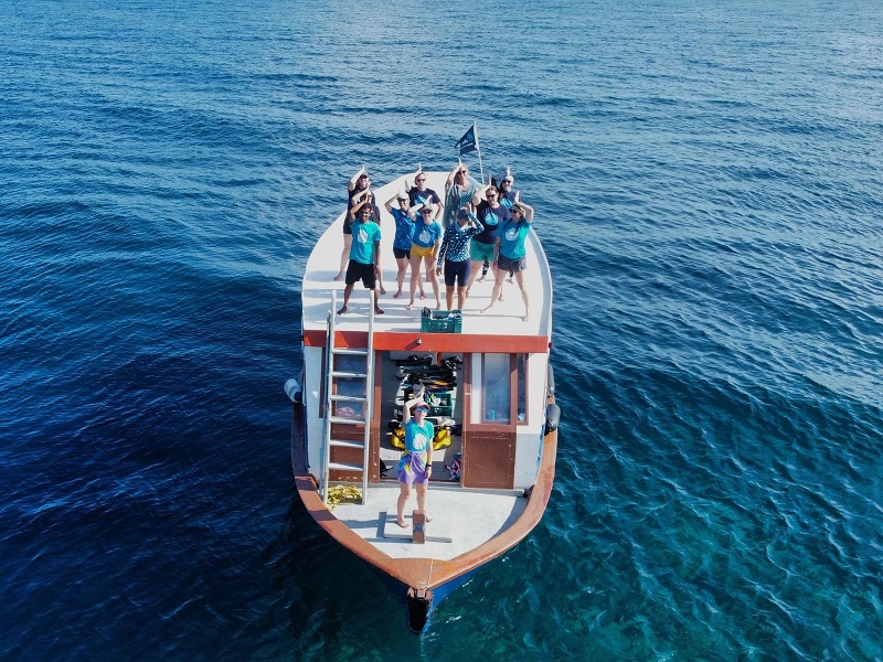 Tình nguyện viên với Secret Paradise Maldives và MWSRP trên mặt nước
