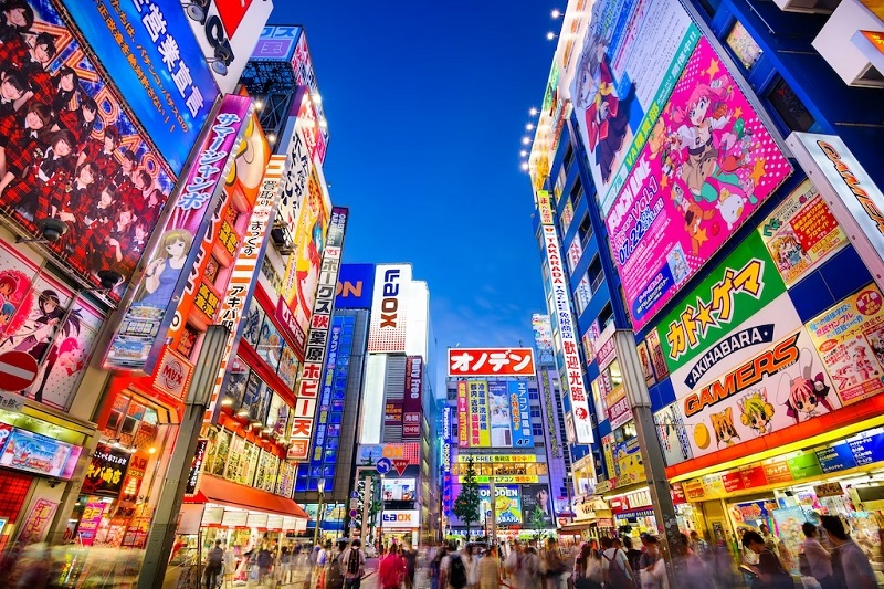 Tokyo nổi bật với sự phấn khích của ánh đèn neon và những giao lộ đông đúc của đô thị lớn nhất trên trái đất