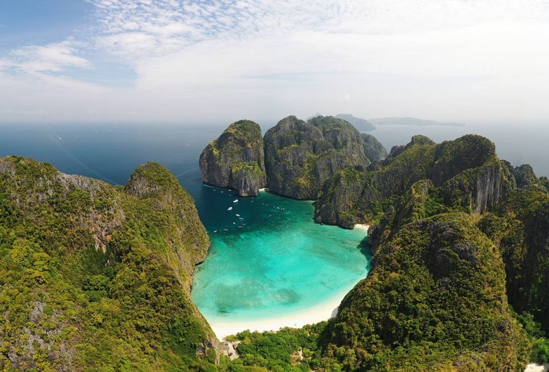 Vịnh Maya nổi tiếng, ngoài khơi Phuket, đã mở cửa trở lại cho khách du lịch.