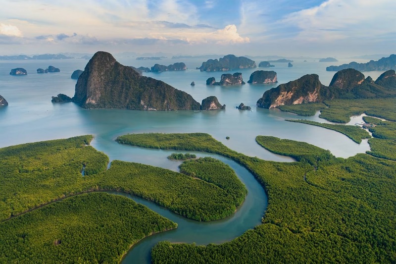 Với những núi đá vôi và những tuyến đường thủy tuyệt đẹp, Vịnh Phang Nga là một chuyến du ngoạn nổi tiếng từ Phuket.